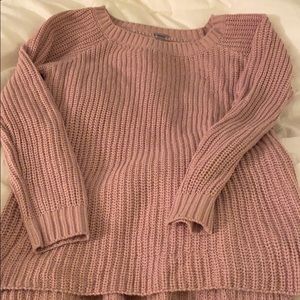 Sweater w/ keyhole in back